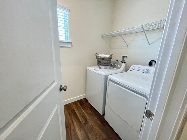 Building Photo - Cardinal | 4 Bed 2.5 Bath | Garage | 1895 sf | $2959-$3255 | 8, 9, 10, 12, 14, and 15 month lease...