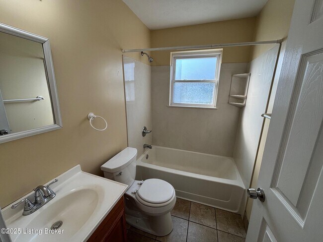 Building Photo - 901 Colonial Park Dr