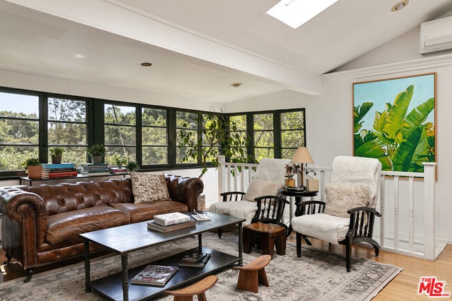 Building Photo - 913 Fernwood Pacific Dr