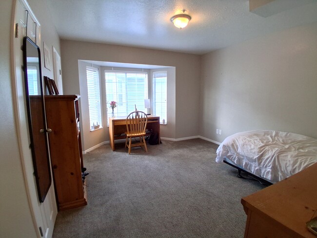 Building Photo - 986 900 E