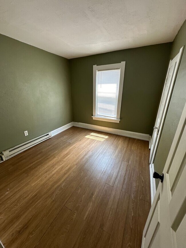 Building Photo - 3 bedroom 1 bath