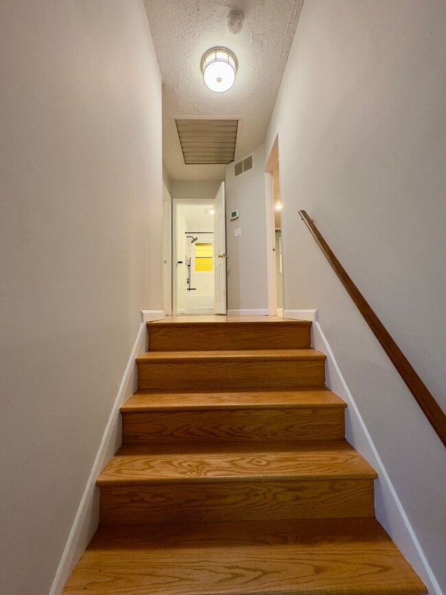 Building Photo - Charming Split-Level Interior 3 Bedroom/2 Bathroom Detached Home in Lutherville Timonium, MD!