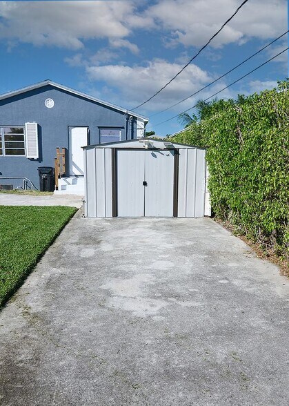 Building Photo - 126 S E St