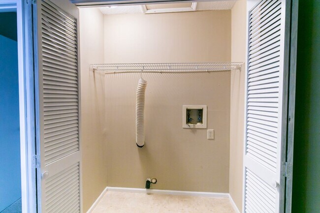 Building Photo - Chic & Spacious Townhome – 3 Beds, 3 Baths, and Modern Charm!