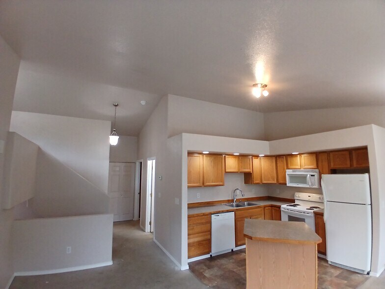 Upstairs hall to 2 bedrooms-common bath - 320 E Victor Cir