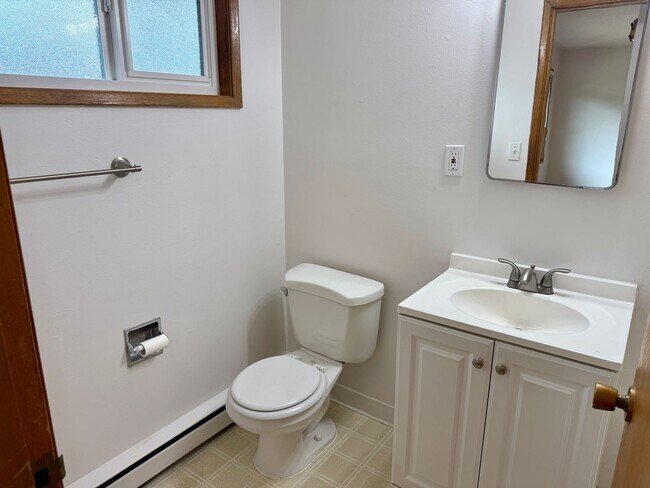 Building Photo - Cool Reed College One Bedroom