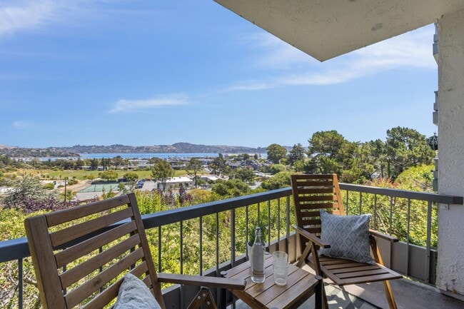 Building Photo - 2 Bedroom, 2 bathroom condo available with spectacular views of Richardson Bay!