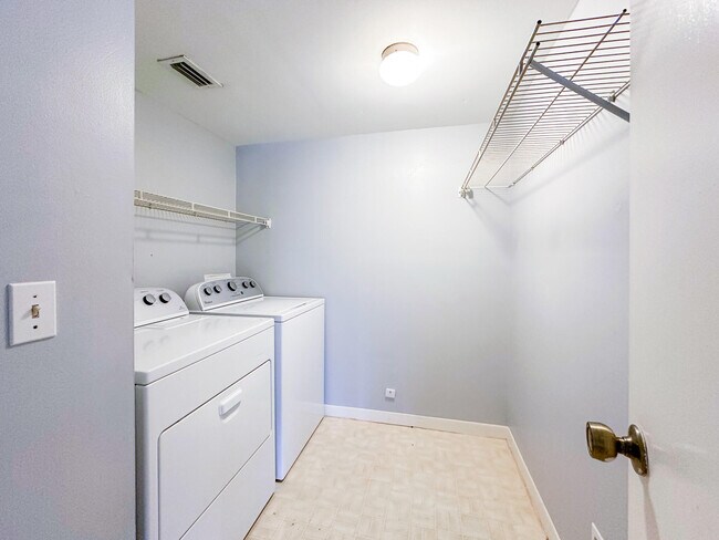 Building Photo - 1575 SW Silver Pine Way