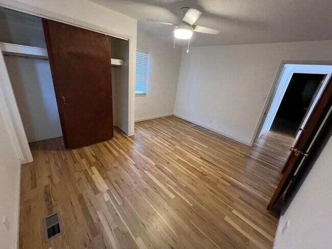 Building Photo - 2 Bedroom Home in Lincoln Park