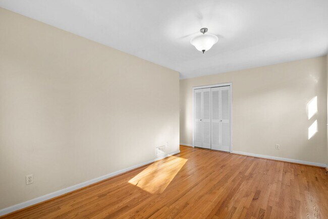 Building Photo - 4 Bedroom 3.5 Bathroom - Van Ness/Tenleytown Semi Detached Home - Attached 1 Car Garage