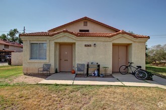 Building Photo - Gorgeous Townhouse with Private Yard and W...