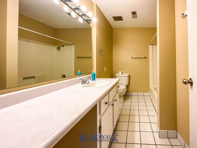 Building Photo - Beautiful 2 bed 2 bath Condo