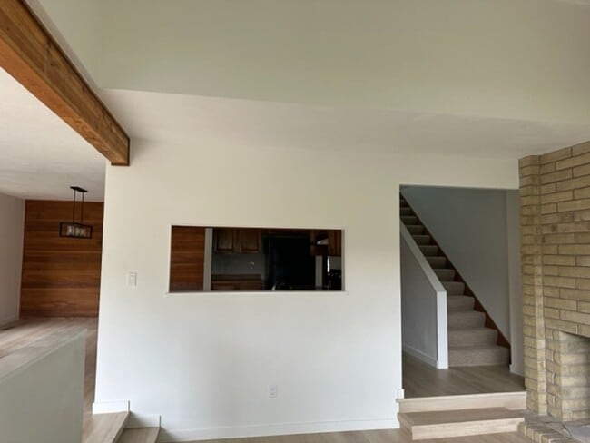 Building Photo - Beautiful Townhome