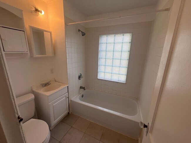 Building Photo - 3BR Duplex Midtown- June 1 move-in