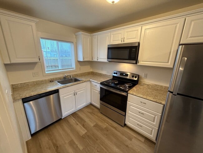 Building Photo - 3357 Portland Rd NE