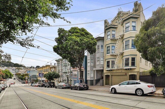 Building Photo - Cole Valley: Bright Top Floor Unfurnished 1 Bed 1 Bath with Garage Parking
