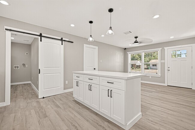 Building Photo - 10531 Royal Oaks Dr