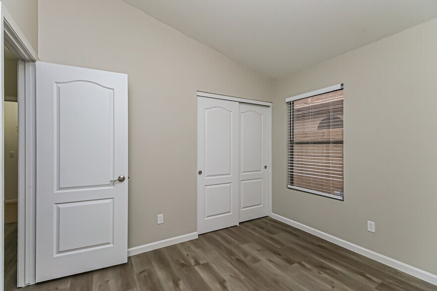 Building Photo - 477 E Devon Dr