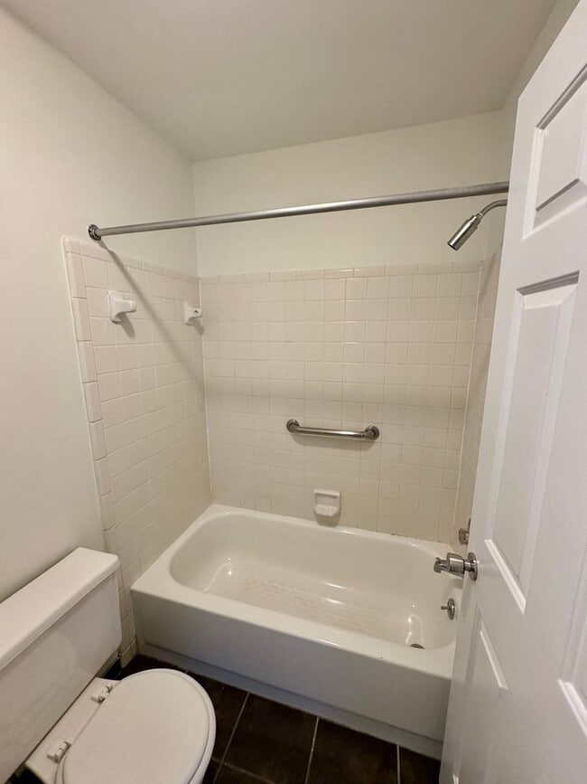 Building Photo - Cozy, 2BR, 2.5BA Townhouse in Raintree