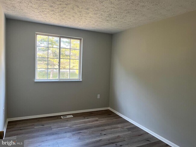 Building Photo - 132 Savannah Ct