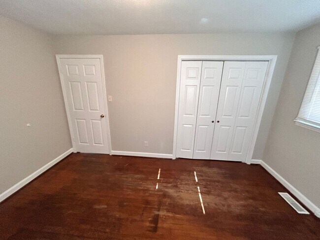 Building Photo - 3 Bedrooms off Mt. Gallant!!