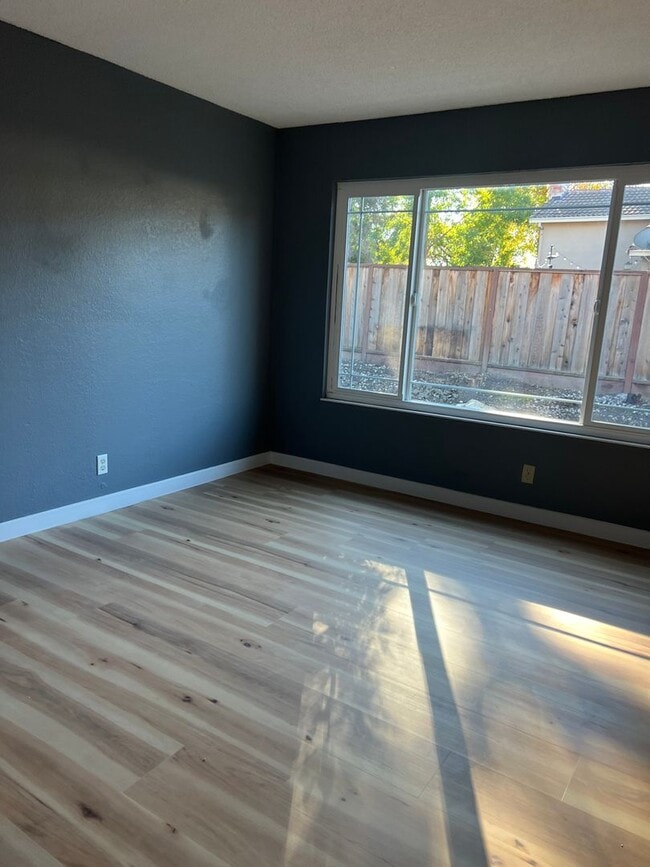 Building Photo - 4Bedroom House