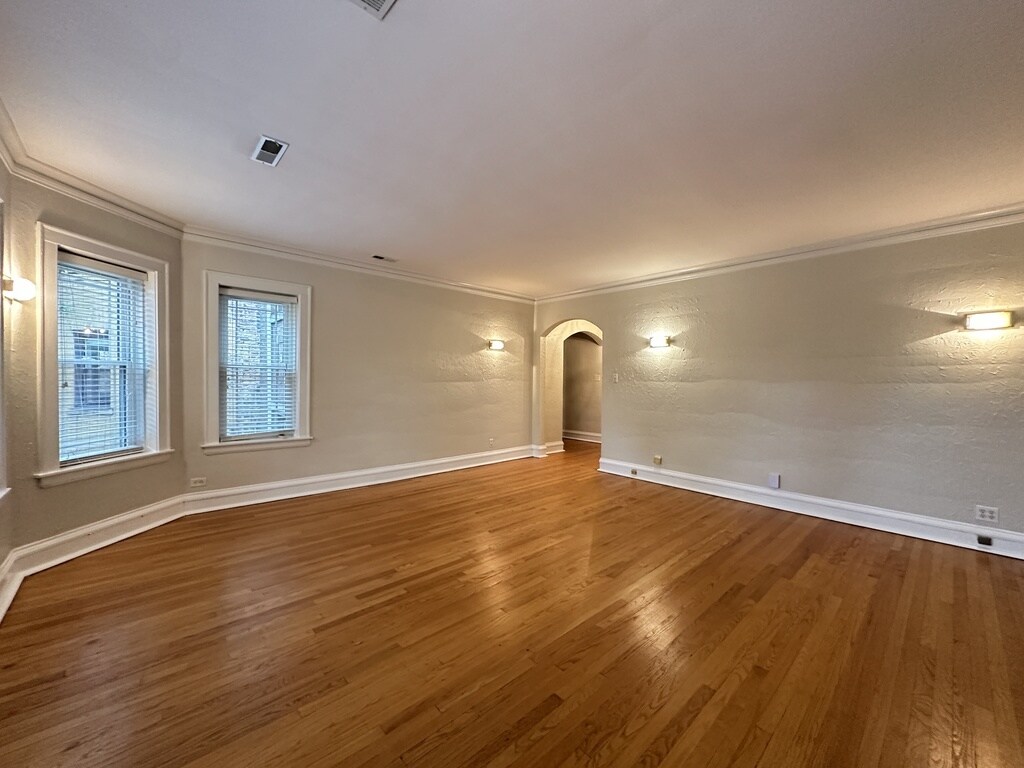Building Photo - 2619 W Greenleaf Ave