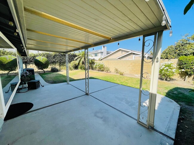 Building Photo - Beautiful Seal Beach home in quite neighbo...