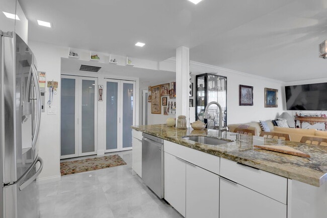 Building Photo - 1149 Hillsboro Mile