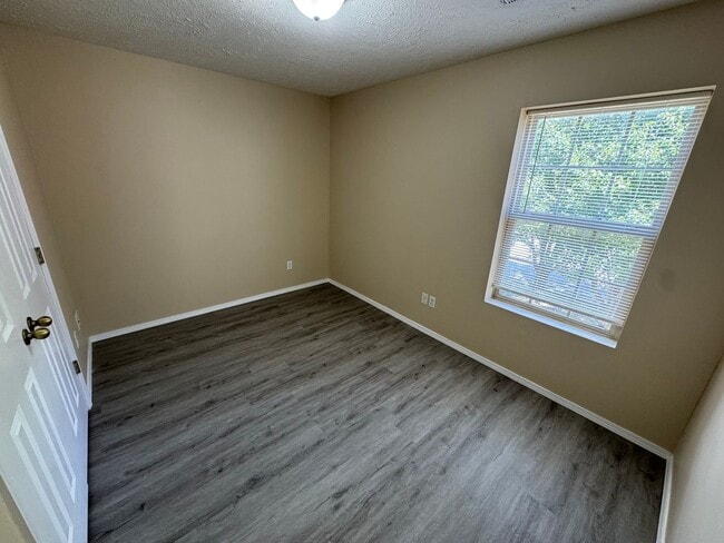 Building Photo - Updated 3 bedroom second floor Apartment a...