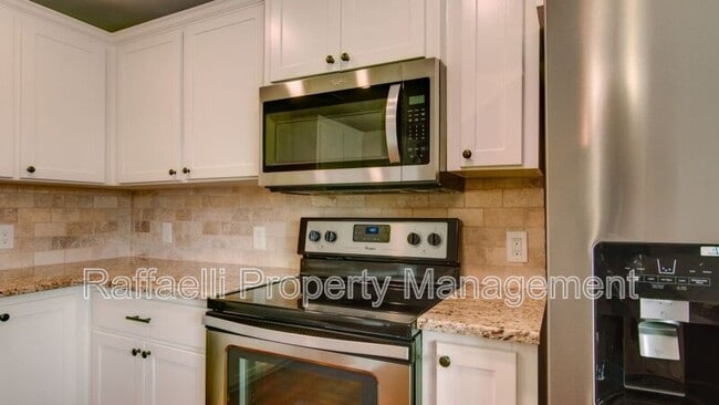 Building Photo - 2 Fernwood Dr