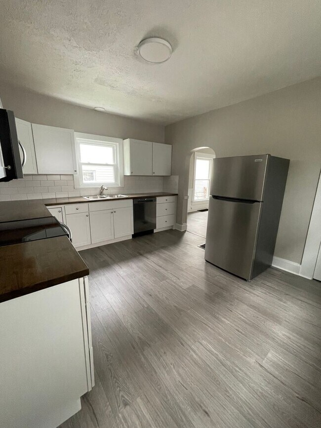 Building Photo - Three Bedroom House