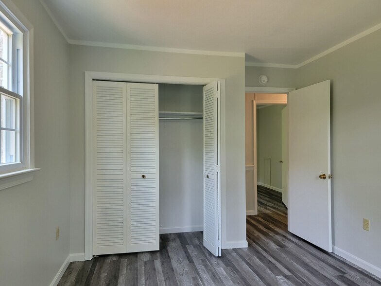 Building Photo - 380 Netzley Dr