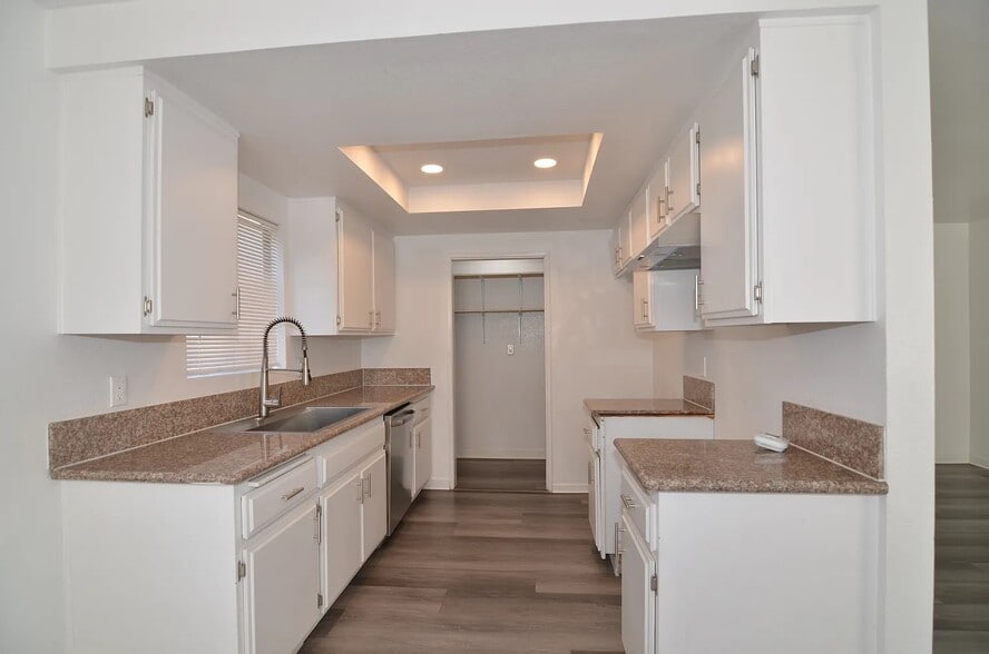 Building Photo - 668 W 15th St