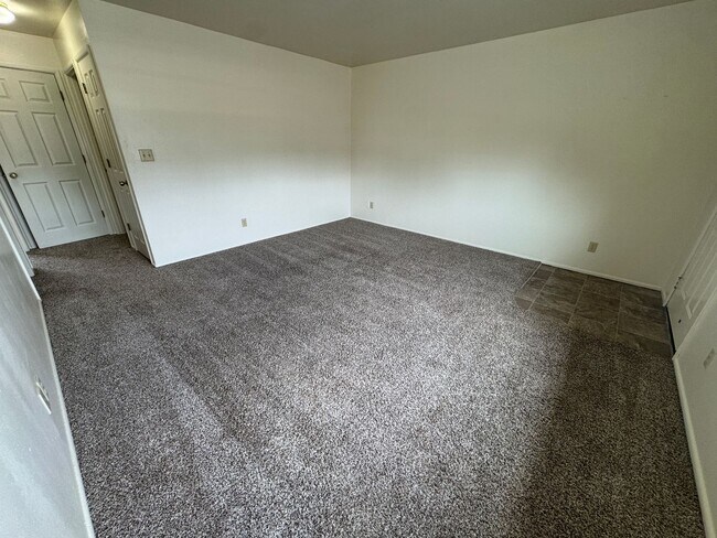 Building Photo - (964) 2 Bedroom / 1 Bathroom