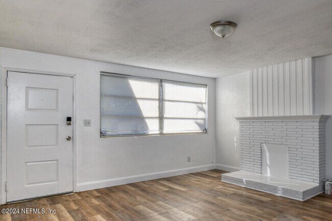 Building Photo - 1265 W 26th St