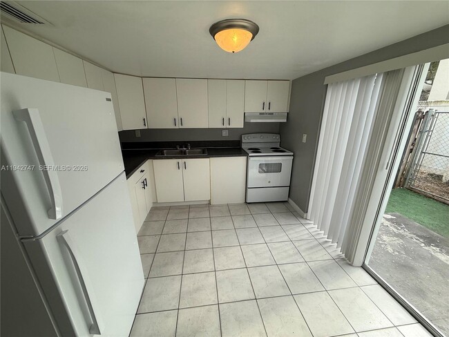 Building Photo - 420 NE 18th Ave