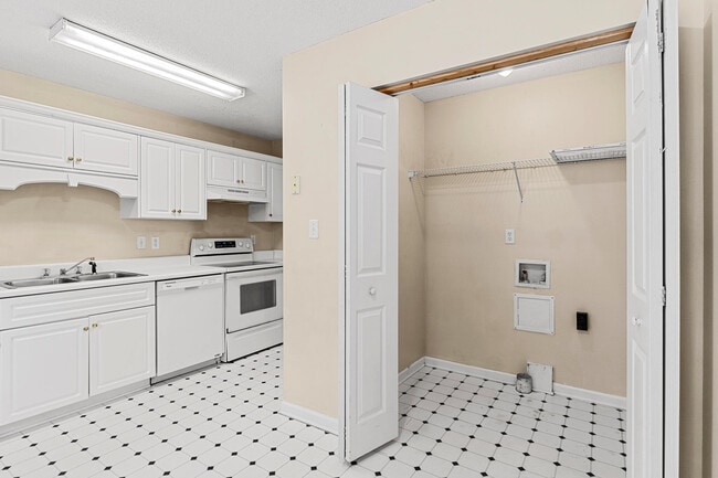 Building Photo - 2019 Emerald Bay Dr