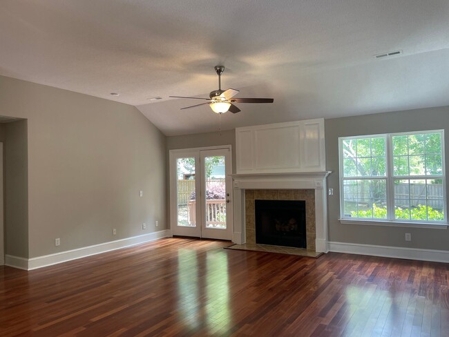 Building Photo - 4 Bed | 3 Bath Home with 1st-Floor Primary...