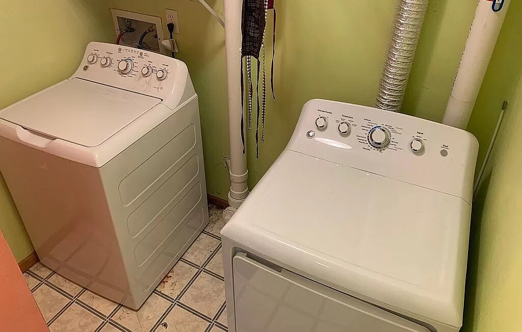 In-unit laundry - 1355 Ozark Ridge