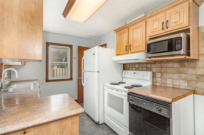 Building Photo - Beautiful 4 Bed 2 Bath Home With Fence and...