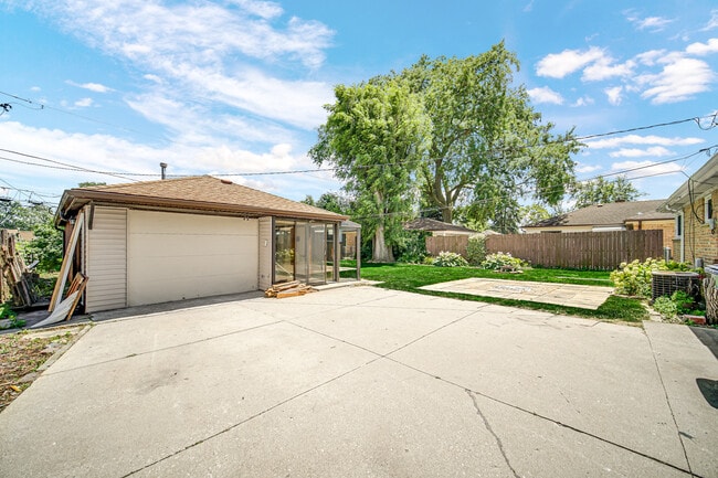 Building Photo - 1047 W Villa Dr