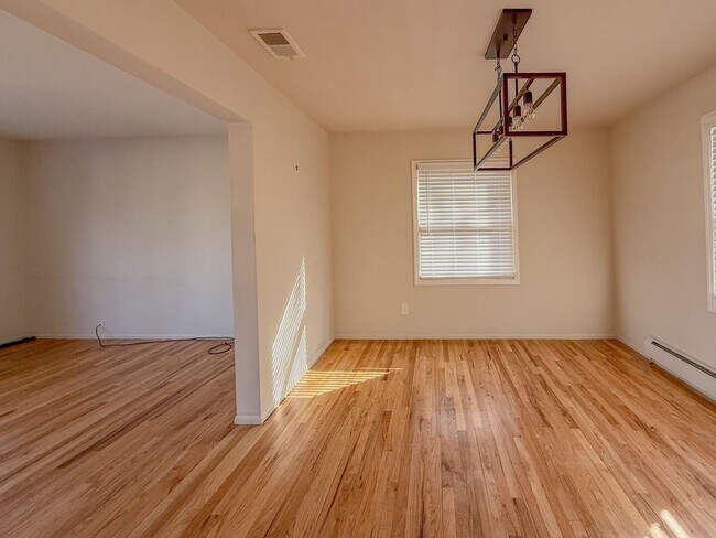 Building Photo - Spacious Home