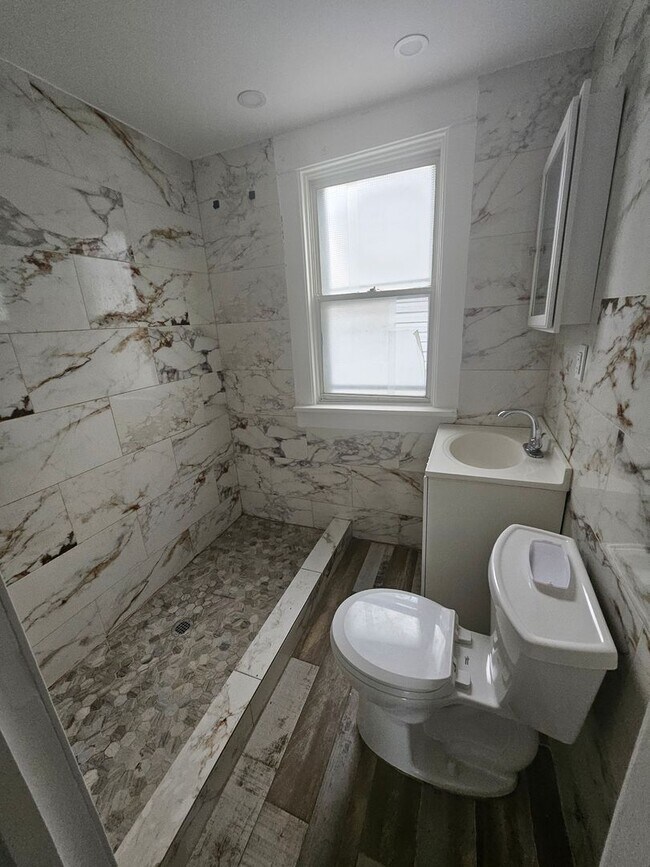 Building Photo - Upper 3 bedroom unit west side