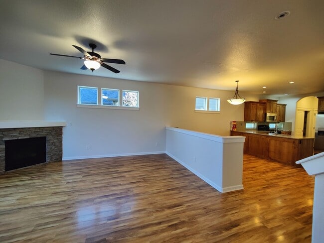 Building Photo - Beautiful 3x2.5 with fenced patio and upstairs bonus area