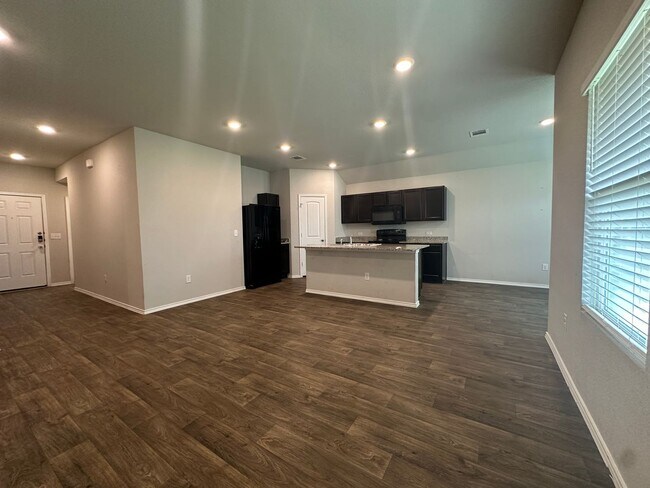 Building Photo - Classic Three Bedroom Two Bath Home in a Great Neighborhood