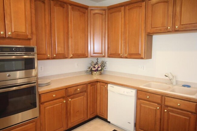 Building Photo - 4555 Fair Valley Dr
