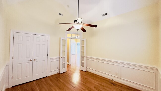 Building Photo - 423 Sterling Dr