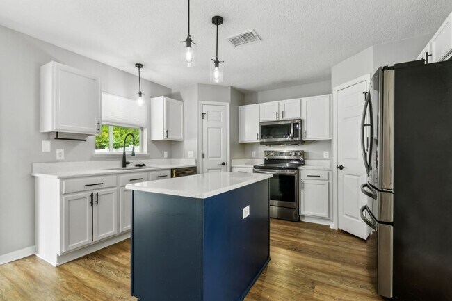 Building Photo - Newly Renovated 4 Bedroom!
