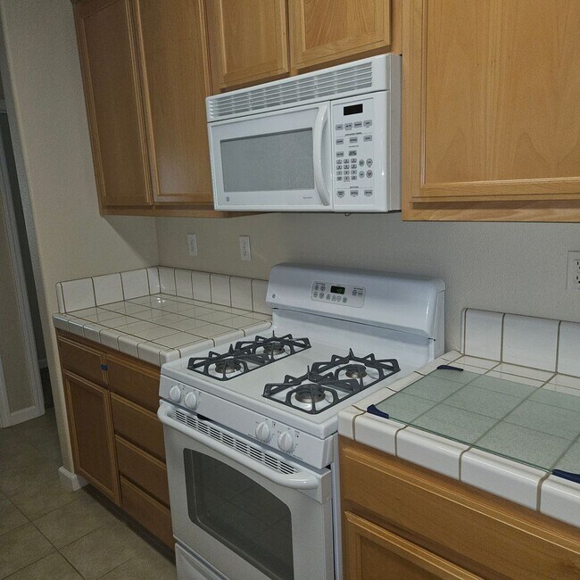 Building Photo - Charming 3 bedroom Duplex Close to Doctors...
